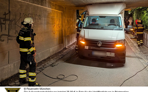FW-M: Transporter steckt in Unterführung fest (Untermenzing) - Foto: presseportal.de