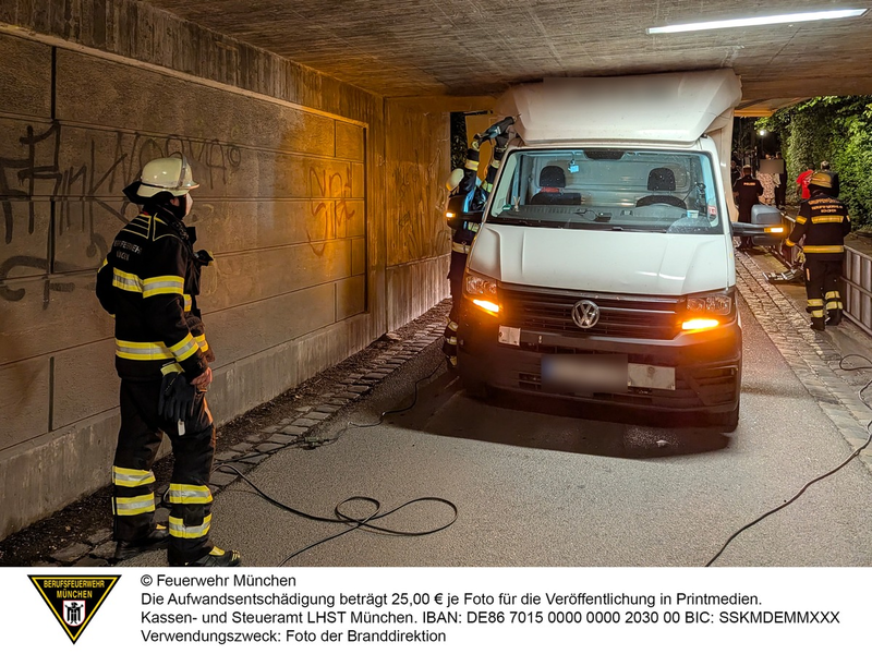 FW-M: Transporter steckt in Unterführung fest (Untermenzing) - Foto: presseportal.de