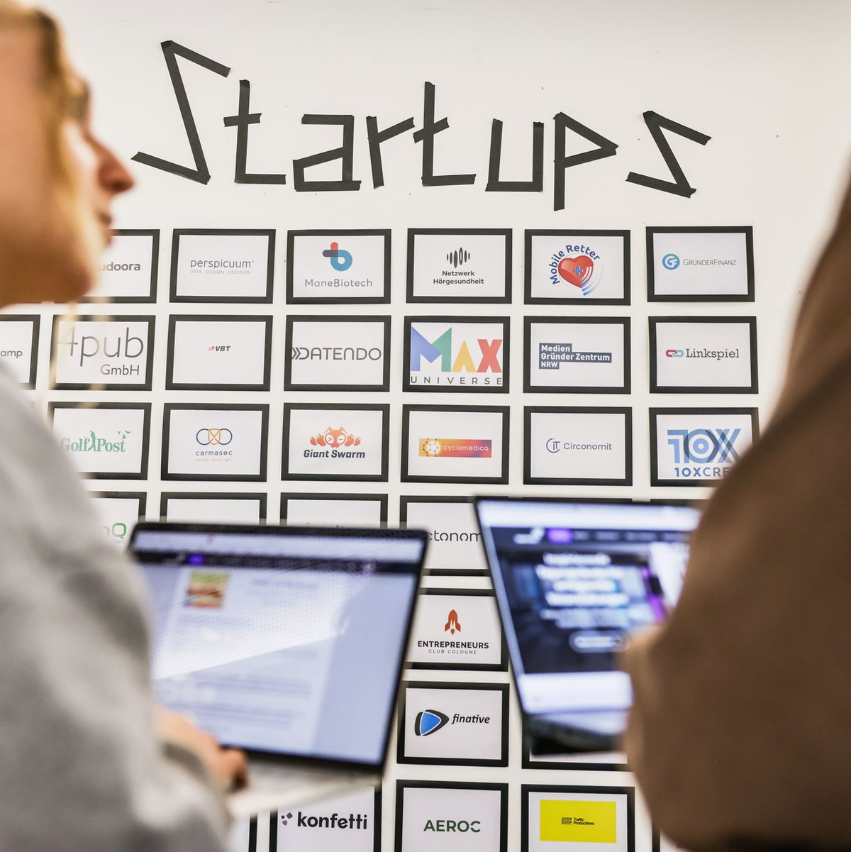 Angehende und tatsächliche Unternehmensgründer im Gespräch bei einer Veranstaltung». - Foto: Oliver Berg/dpa