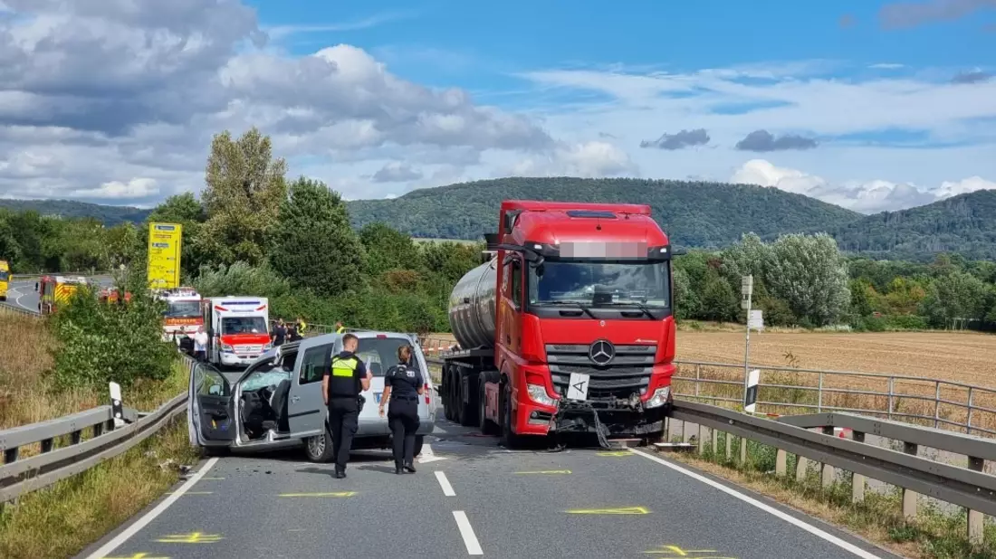 POL-HM: Zeugenaufruf: Tödlicher Unfall durch Zusammenstoß zwischen Sattelzug und Pkw - Bild: presseportal.de