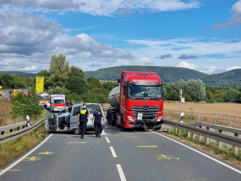 POL-HM: Zeugenaufruf: Tödlicher Unfall durch Zusammenstoß zwischen Sattelzug und Pkw - Foto: presseportal.de