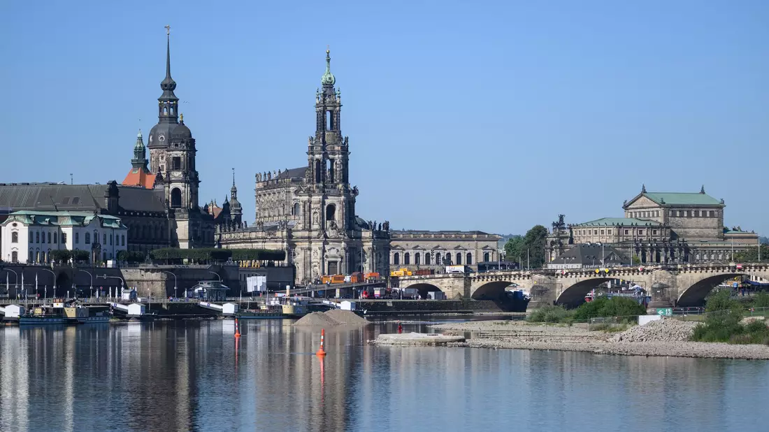 Der Abriss der im vergangenen Jahr teils eingestürzten Spannbetonbrücke kostet die Stadt nach eigenen Schätzungen rund 32 Millionen Euro - deutlich mehr als bislang angenommen. (Archivbild) - Bild: Robert Michael/dpa