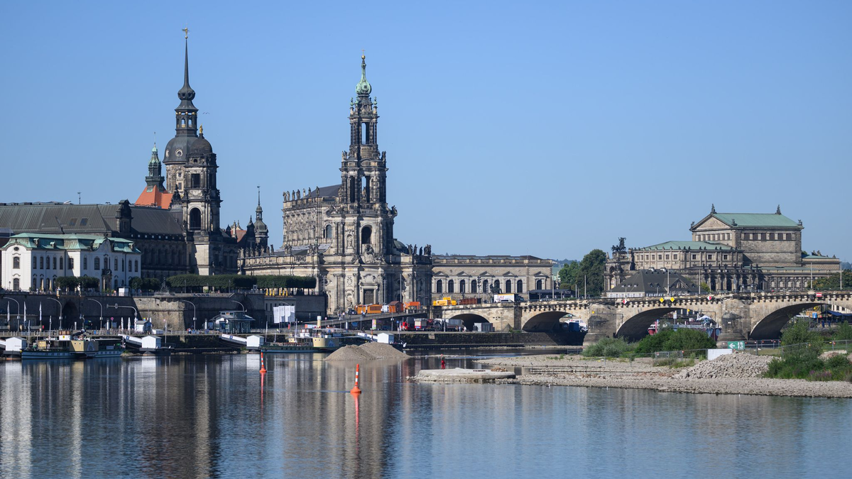 Der Abriss der im vergangenen Jahr teils eingestürzten Spannbetonbrücke kostet die Stadt nach eigenen Schätzungen rund 32 Millionen Euro - deutlich mehr als bislang angenommen. (Archivbild) - Foto: Robert Michael/dpa