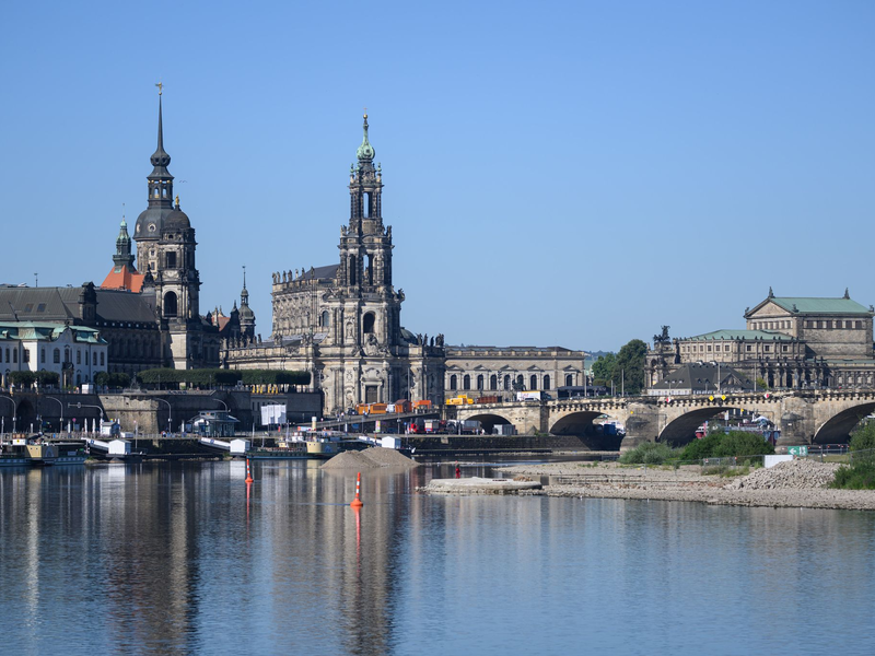 Der Abriss der im vergangenen Jahr teils eingestürzten Spannbetonbrücke kostet die Stadt nach eigenen Schätzungen rund 32 Millionen Euro - deutlich mehr als bislang angenommen. (Archivbild) - Foto: Robert Michael/dpa