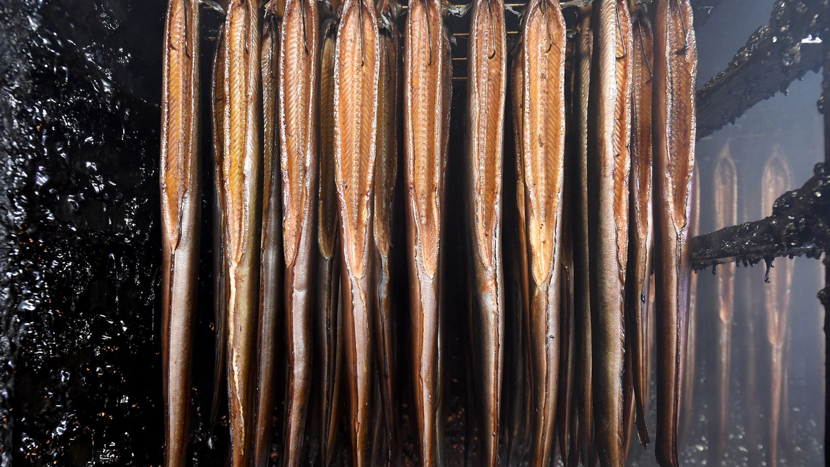 Als die Feuerwehr abrückte, waren die Aale noch nicht zu Ende geräuchert. (Symbolbild) - Foto: Holger Hollemann/dpa