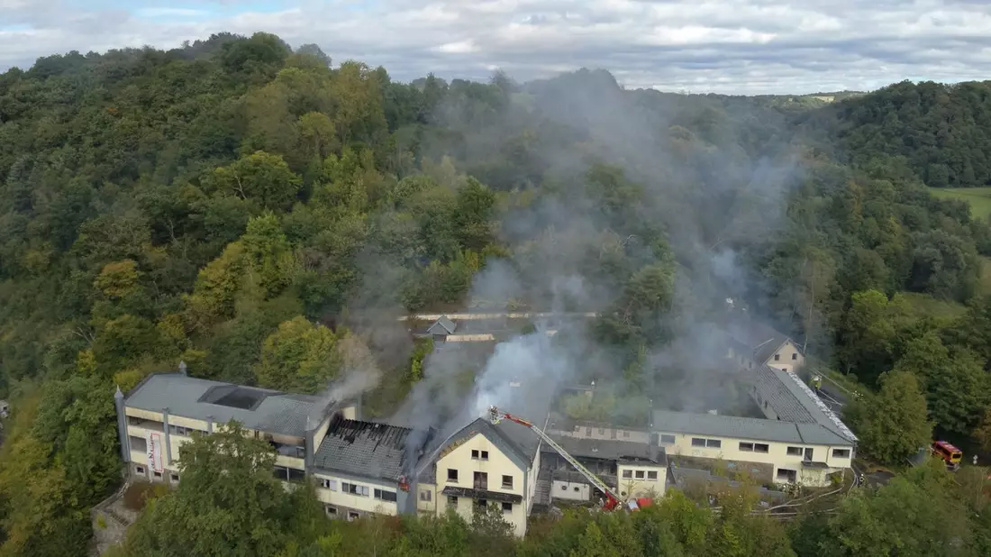 FW-Lohmar: Aufwändiger Großeinsatz: Gebäudebrand in Lohmar-Kreuznaaf - Bild: presseportal.de