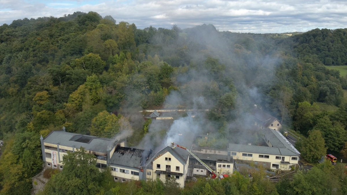 FW-Lohmar: Aufwändiger Großeinsatz: Gebäudebrand in Lohmar-Kreuznaaf - Foto: presseportal.de