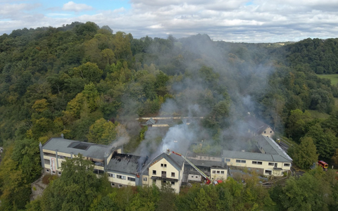 FW-Lohmar: Aufwändiger Großeinsatz: Gebäudebrand in Lohmar-Kreuznaaf - Foto: presseportal.de