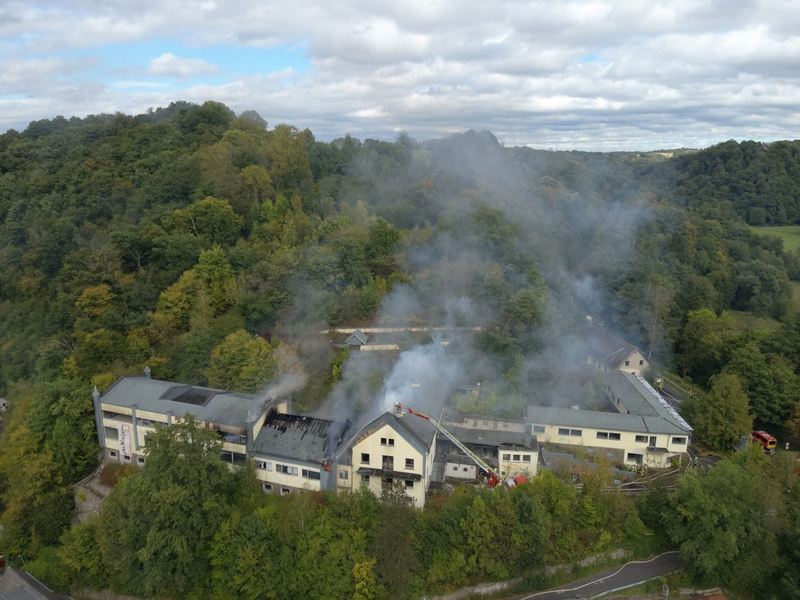FW-Lohmar: Aufwändiger Großeinsatz: Gebäudebrand in Lohmar-Kreuznaaf - Foto: presseportal.de