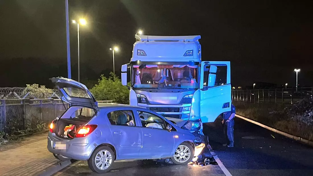 POL-DU: Friemersheim: Auto kollidiert frontal mit Lkw - zwei Verletzte - Bild: presseportal.de