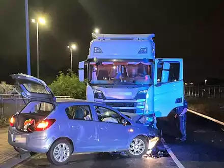 POL-DU: Friemersheim: Auto kollidiert frontal mit Lkw - zwei Verletzte - Foto: presseportal.de