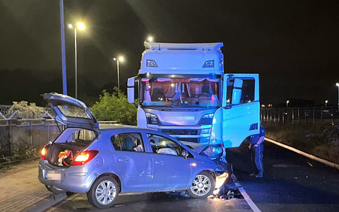 POL-DU: Friemersheim: Auto kollidiert frontal mit Lkw - zwei Verletzte - Foto: presseportal.de