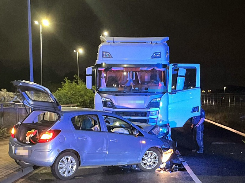 POL-DU: Friemersheim: Auto kollidiert frontal mit Lkw - zwei Verletzte - Foto: presseportal.de