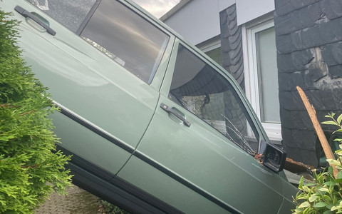 POL-ME: Kurioser Unfall: Auto durch Garagenwand geschoben - 2509019 - Foto: presseportal.de