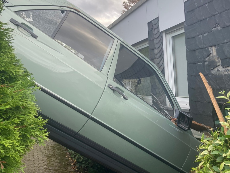 POL-ME: Kurioser Unfall: Auto durch Garagenwand geschoben - 2509019 - Foto: presseportal.de