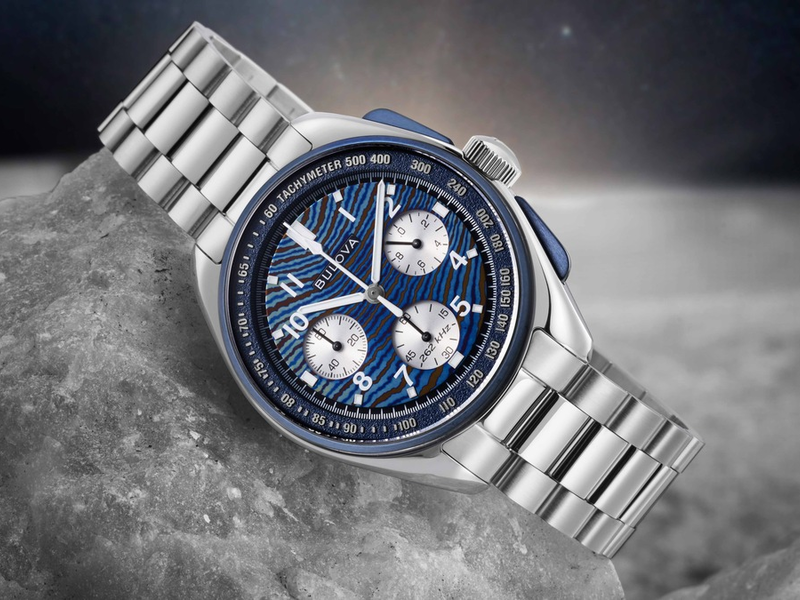Limited Edition zum 150-jährigen Jubiläum: BULOVA Lunar Pilot Chronograph mit Timascus-Zifferblatt in Kooperation mit Pop-Artist Thiago Rosinhole - Foto: presseportal.de