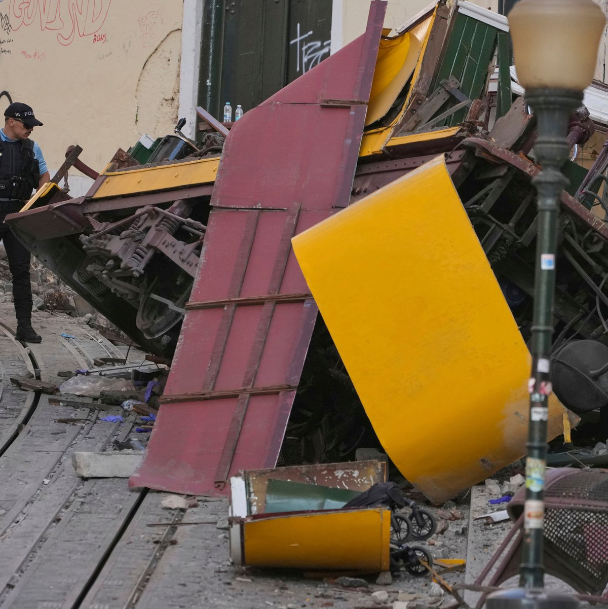 Die historische Standseilbahn aus dem 19. Jahrhundert ist eine der wichtigsten Touristenattraktionen der portugiesischen Hauptstadt Lissabon - Foto: Armando Franca/AP/dpa
