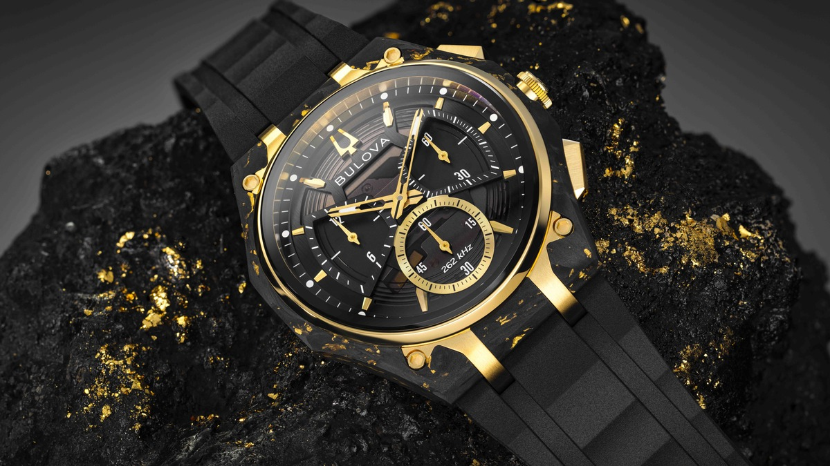 Extravagant: Goldflocken in gewölbtem Carbon / BULOVA CURV 150th Anniversary Special Edition - Foto: presseportal.de