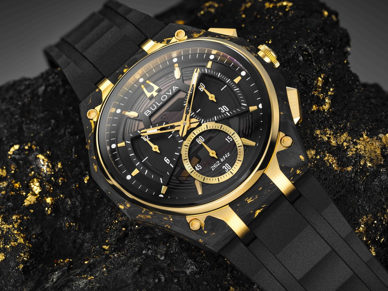 Extravagant: Goldflocken in gewölbtem Carbon / BULOVA CURV 150th Anniversary Special Edition - Foto: presseportal.de