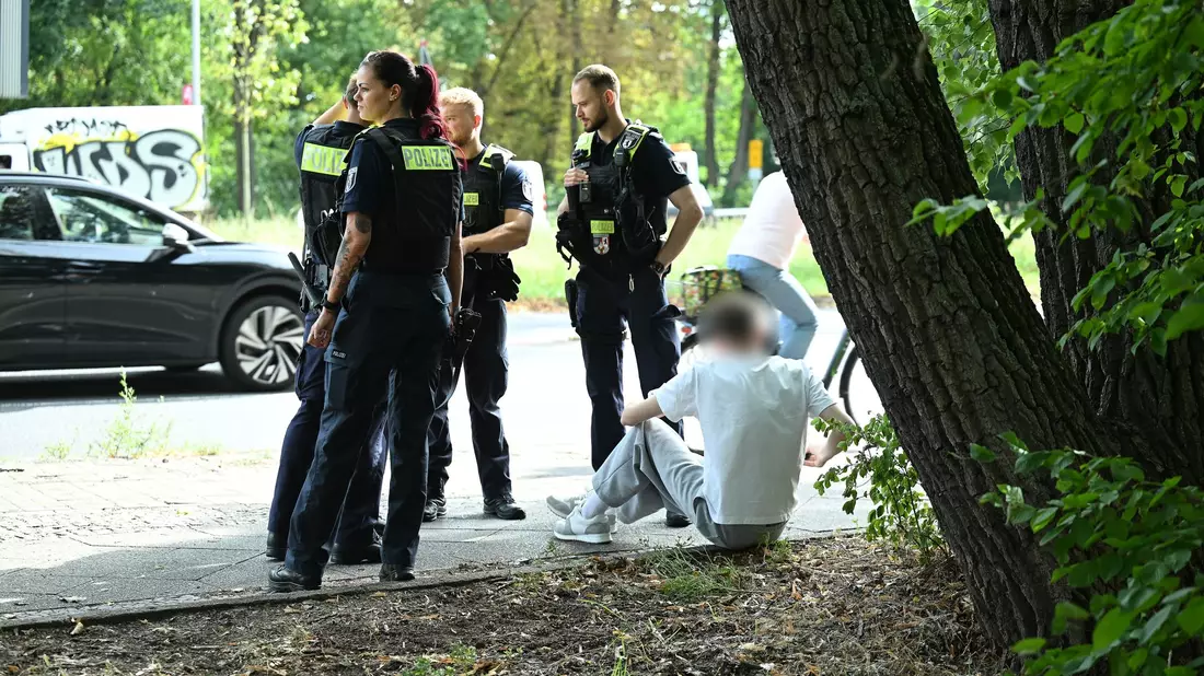 Drei Kinder seien leicht verletzt worden, sagte ein Sprecher der Feuerwehr. - Bild: Annette Riedl/dpa