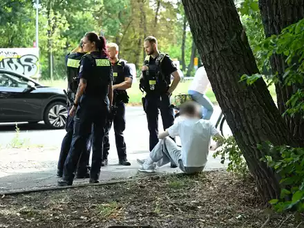 Ein Einsatzfahrzeug der Polizei steht an der Unfallstelle. - Foto: Annette Riedl/dpa