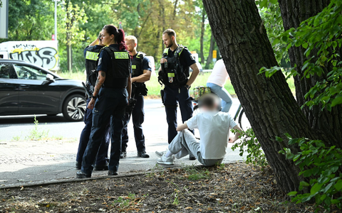 Ein Einsatzfahrzeug der Polizei steht an der Unfallstelle. - Foto: Annette Riedl/dpa