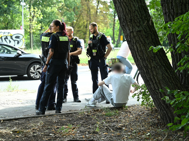 Ein Einsatzfahrzeug der Polizei steht an der Unfallstelle. - Foto: Annette Riedl/dpa