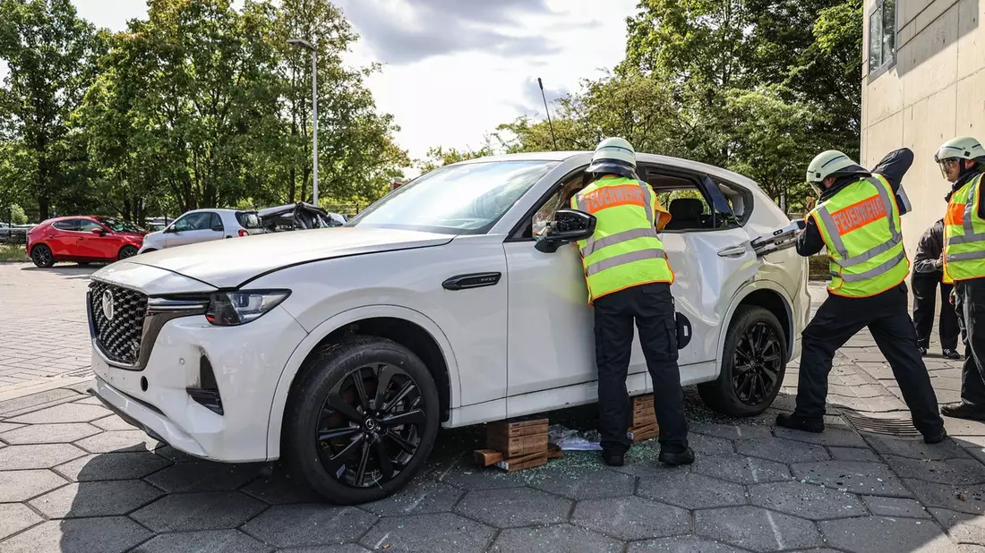 FW-LEV: Feuerwehr Leverkusen übt an Mazda-Plug-in-Hybrid Modellen Praxisnahe Ausbildung in der technischen Hilfeleistung an modernsten Fahrzeugen - Bild: presseportal.de