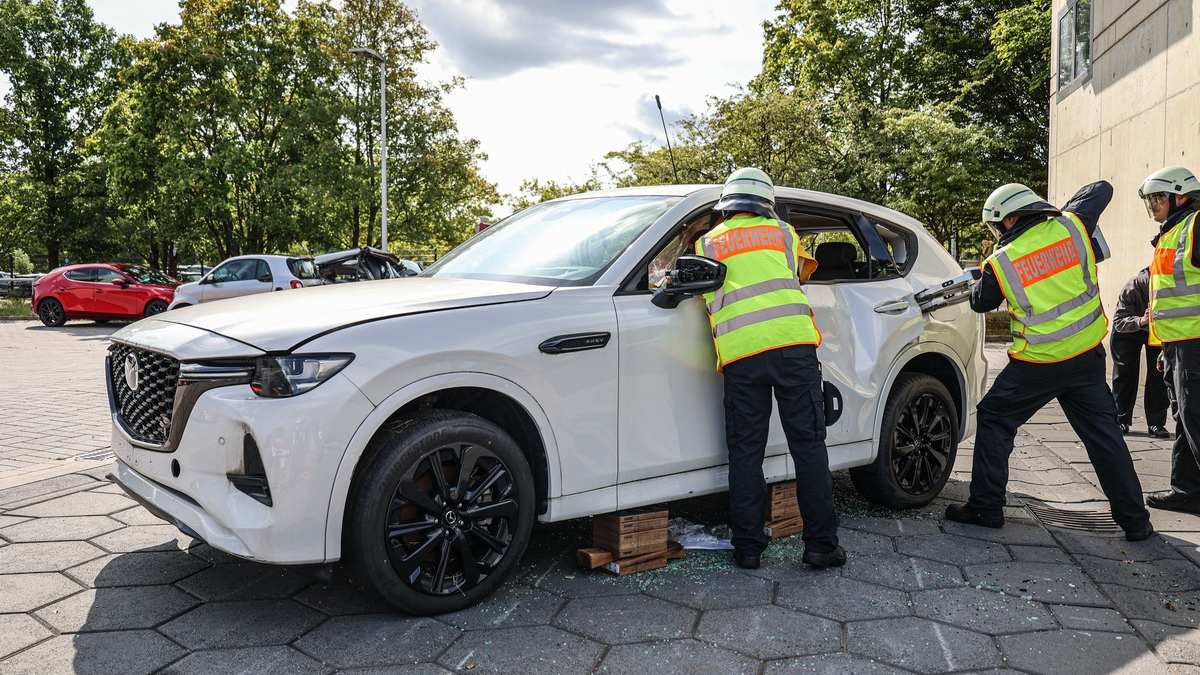 FW-LEV: Feuerwehr Leverkusen übt an Mazda-Plug-in-Hybrid Modellen Praxisnahe Ausbildung in der technischen Hilfeleistung an modernsten Fahrzeugen - Foto: presseportal.de