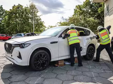 FW-LEV: Feuerwehr Leverkusen übt an Mazda-Plug-in-Hybrid Modellen Praxisnahe Ausbildung in der technischen Hilfeleistung an modernsten Fahrzeugen - Foto: presseportal.de