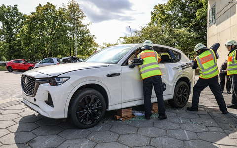 FW-LEV: Feuerwehr Leverkusen übt an Mazda-Plug-in-Hybrid Modellen Praxisnahe Ausbildung in der technischen Hilfeleistung an modernsten Fahrzeugen - Foto: presseportal.de