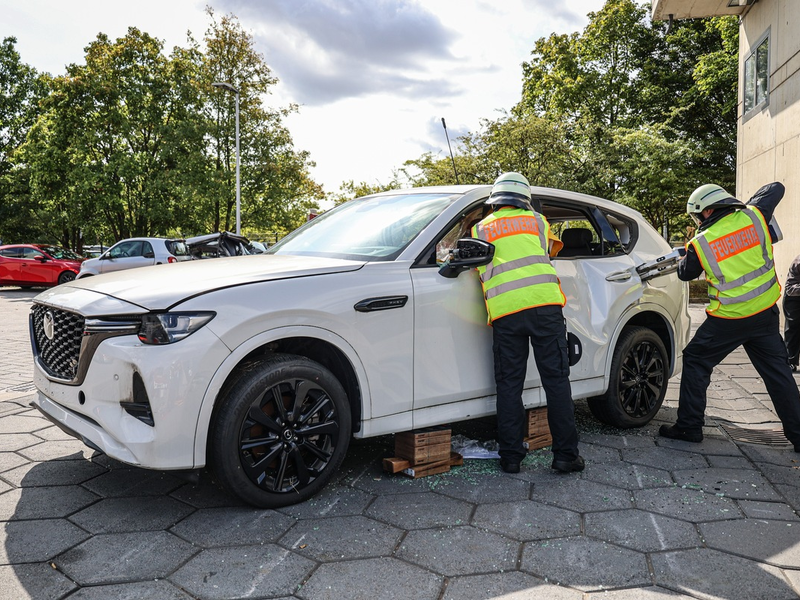 FW-LEV: Feuerwehr Leverkusen übt an Mazda-Plug-in-Hybrid Modellen Praxisnahe Ausbildung in der technischen Hilfeleistung an modernsten Fahrzeugen - Foto: presseportal.de
