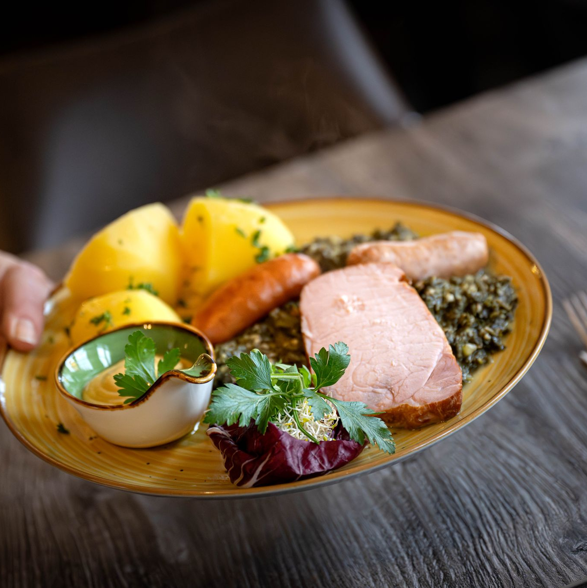Ob die Gastronomen Steuererleichterungen weitergeben, ist fraglich. (Archivbild) - Foto: Sina Schuldt/dpa
