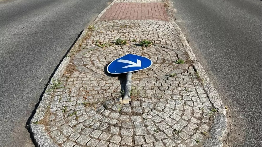POL-RZ: Verkehrsschild umgefahren / Polizei sucht Zeugen für Unfall in Reinbek - Bild: presseportal.de