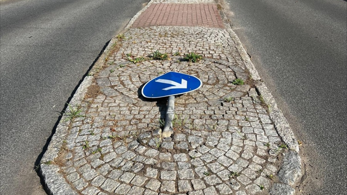 POL-RZ: Verkehrsschild umgefahren / Polizei sucht Zeugen für Unfall in Reinbek - Foto: presseportal.de
