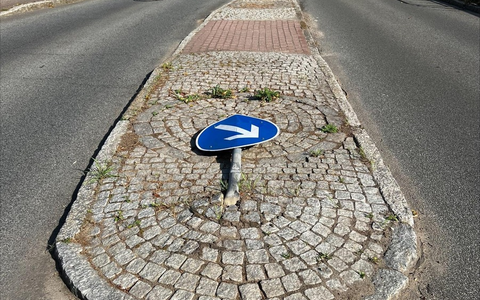 POL-RZ: Verkehrsschild umgefahren / Polizei sucht Zeugen für Unfall in Reinbek - Foto: presseportal.de POL-RZ: Verkehrsschild umgefahren / Polizei sucht Zeugen für Unfall in Reinbek - Foto: presseportal.de