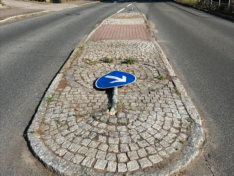 POL-RZ: Verkehrsschild umgefahren / Polizei sucht Zeugen für Unfall in Reinbek - Foto: presseportal.de