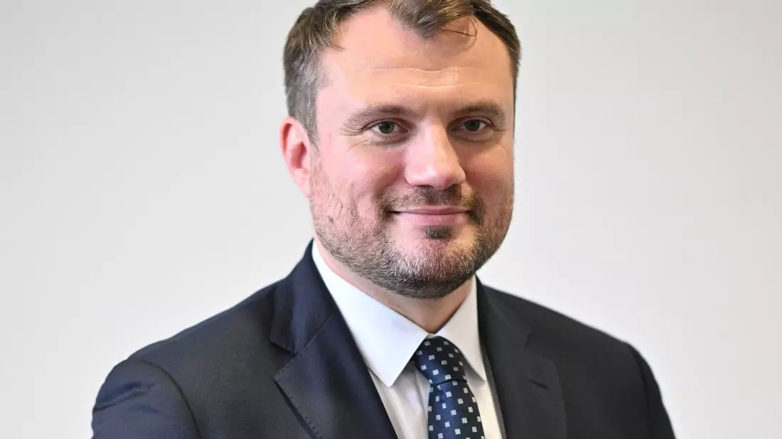 Brandenburgs Wirtschaftsminister Daniel Keller (SPD) wirbt mit einer neuen Kampagne für Zuzüge aus Westdeutschland. (Archivbild) - Bild: Sebastian Christoph Gollnow/dpa