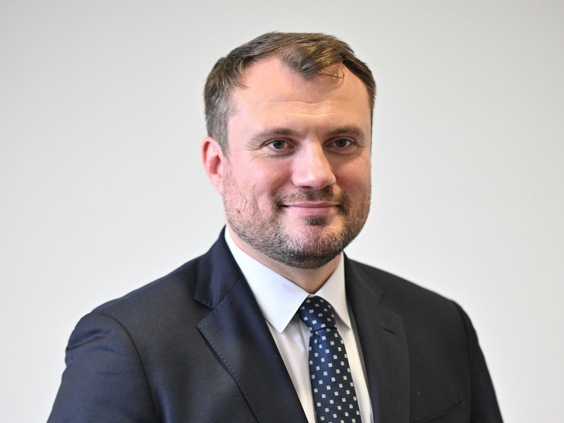 Brandenburgs Wirtschaftsminister Daniel Keller (SPD) wirbt mit einer neuen Kampagne für Zuzüge aus Westdeutschland. (Archivbild) - Foto: Sebastian Christoph Gollnow/dpa