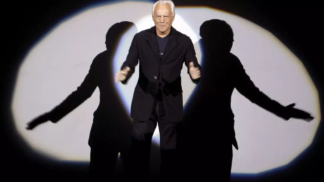 Bekannt wurde Armani - hier auf dem Laufsteg der Männermodenschauen 2007/2008 - durch Herrenmode in minimalistischen Schnitten mit gedeckten Farben. (Archivbild) - Bild: Daniel Dal Zennaro/epa/Ansa/dpa