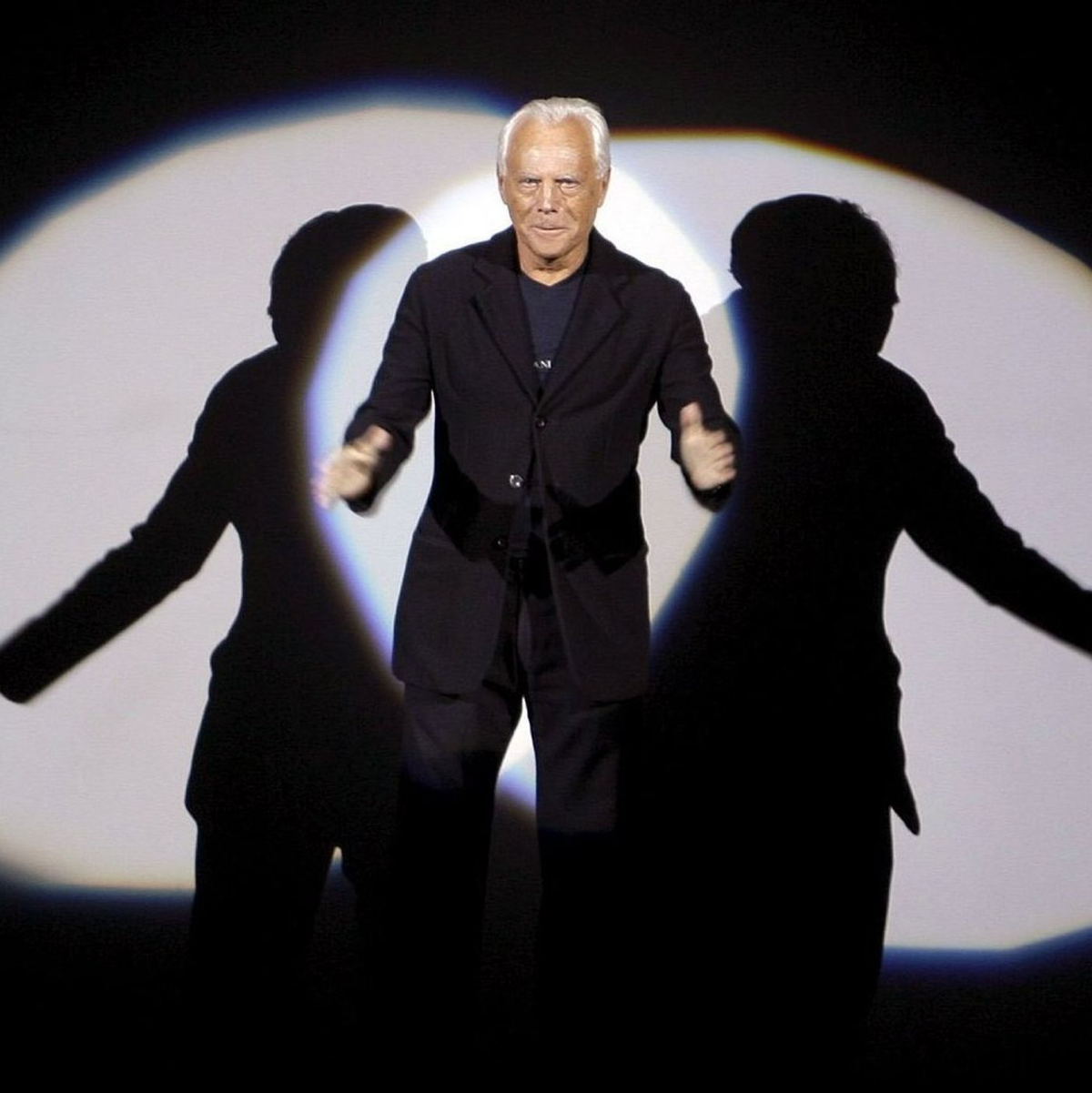 Bekannt wurde Armani - hier auf dem Laufsteg der Männermodenschauen 2007/2008 - durch Herrenmode in minimalistischen Schnitten mit gedeckten Farben. (Archivbild) - Foto: Daniel Dal Zennaro/epa/Ansa/dpa