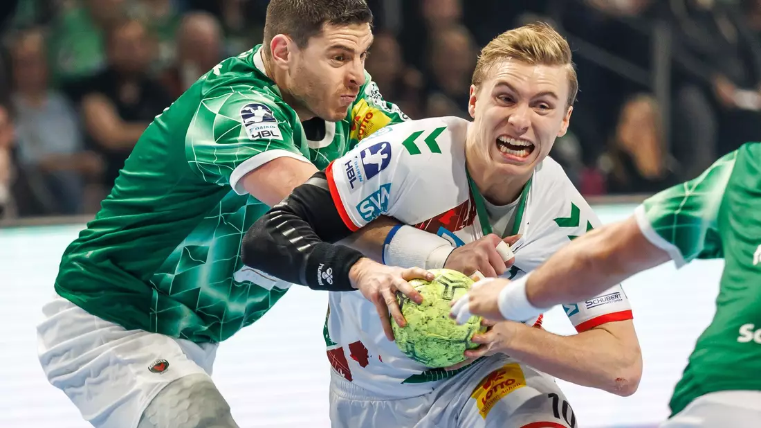 Mijajlo Marsenic (l.) und Magdeburgs Gisli Kristjansson im Duell um den Ball. (Archivbild) - Bild: Andreas Gora/dpa