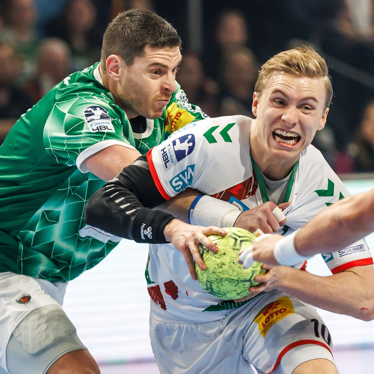 Mijajlo Marsenic (l.) und Magdeburgs Gisli Kristjansson im Duell um den Ball. (Archivbild) - Foto: Andreas Gora/dpa