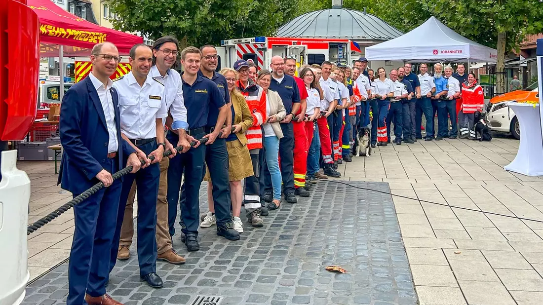 Mittelhessen: Wir ziehen alle an einem Strang - Blaulichtfamilie setzt starkes Zeichen der Solidarität - Bild: presseportal.de
