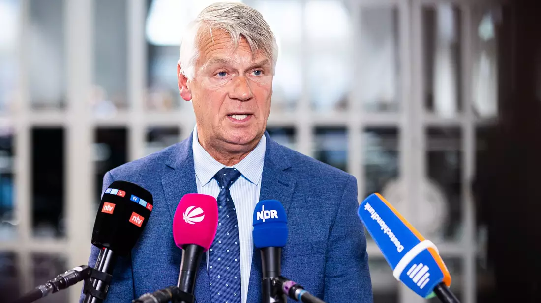 Landespolizeipräsident Brockmann schilderte im Landtag bislang unbekannte Details zum Verhalten des Friedland-Verdächtigen. (Archivbild) - Bild: Moritz Frankenberg/dpa