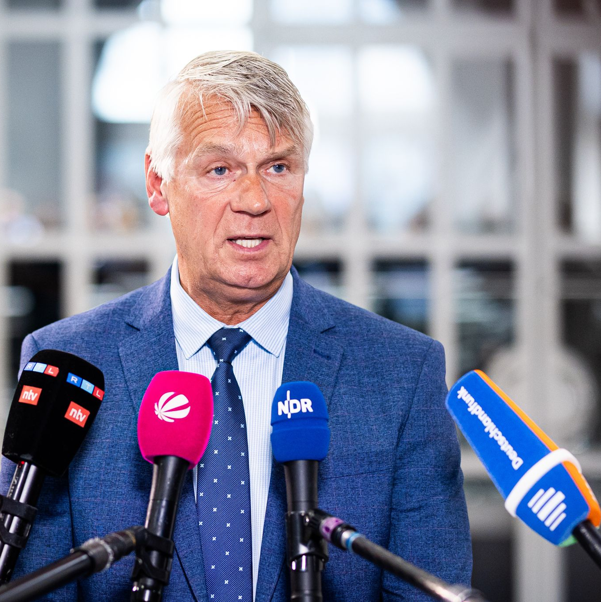 Landespolizeipräsident Brockmann schilderte im Landtag bislang unbekannte Details zum Verhalten des Friedland-Verdächtigen. (Archivbild) - Foto: Moritz Frankenberg/dpa