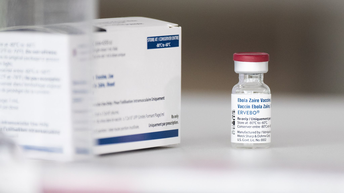 Nach Angaben der WHO sind im Land 2.000 Dosen des Ebola-Impfstoff Ervebo vorrätig. (Archivbild) - Foto: Julian Stratenschulte/dpa