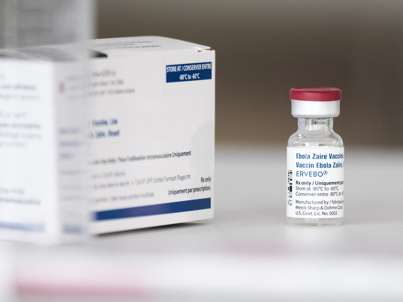 Nach Angaben der WHO sind im Land 2.000 Dosen des Ebola-Impfstoff Ervebo vorrätig. (Archivbild) - Foto: Julian Stratenschulte/dpa