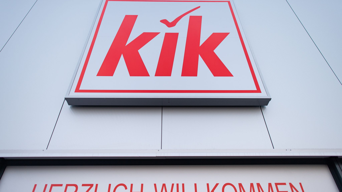 Fast zwölf Jahre lang war Patrick Zahn Chef des Textildiscounters Kik. (Archivbild) - Foto: Guido Kirchner/dpa