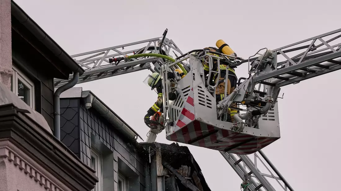 FW-E: Dachstuhlbrand in Essen-Kray - Gebäude unbewohnbar - Bild: presseportal.de
